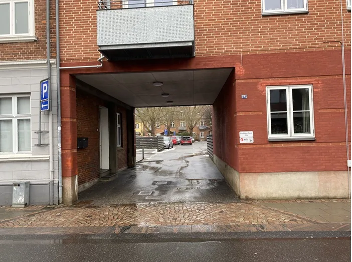 Indkørsel via Bindslevs Plads.