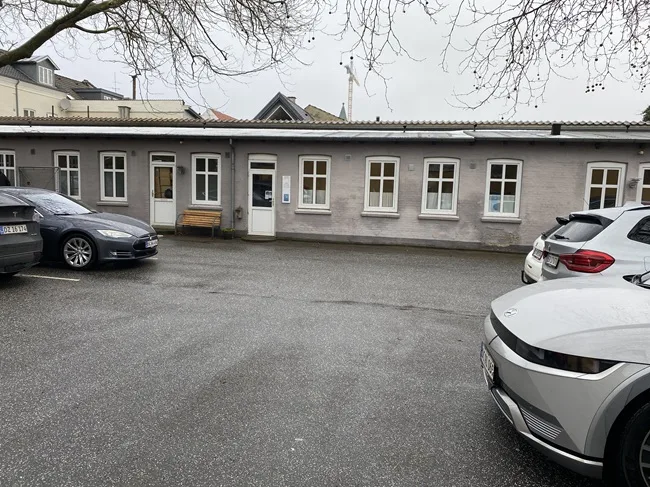 Parkeringspladsen ved Bindslevs Plads lige foran klinikken.