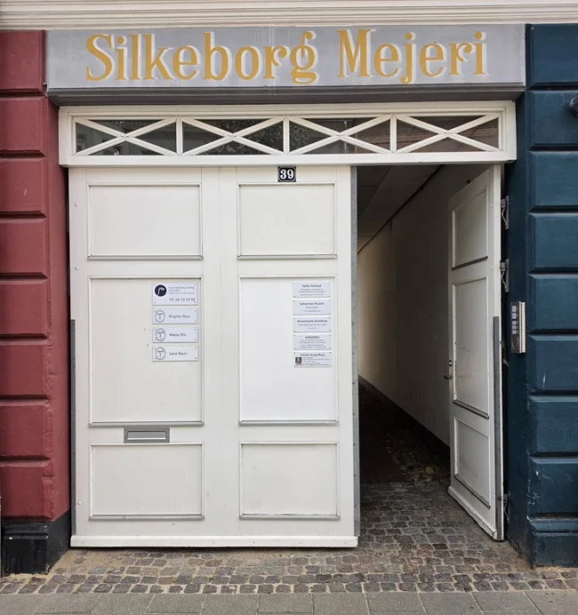 Porten ved Nygade 39B på gågaden i Silkeborg.