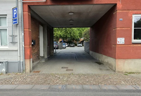 Indkørsel via Bindslevs Plads.