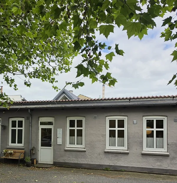 Parkeringspladsen ved Bindslevs Plads lige foran klinikken.